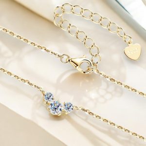 ketting met drie moissenite steentjes 1 grote en 2 kleine