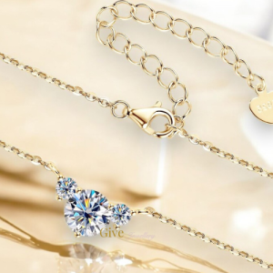 Gouden ketting met 1 grote moissanite en 2 kleine steentjes