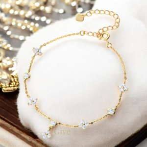 gouden klaver armband met moossenite