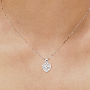 afbeelding met een groot hart van moissanite met kleine steentjes