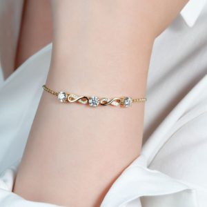 Armband met betekenis: infinity-symbolen en fonkelende steentjes – stijlvol en symbolisch.