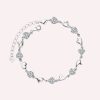 Zilverkleurige armband met acht moissanite steentjes en hartvormige schakels – elegant en romantisch.