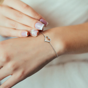 Zilveren damesarmband met open hartje bezet met fonkelende steentjes – romantisch en verfijnd.