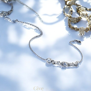 Zilverkleurige damesarmband met sprankelende details en infinity-design – perfect als cadeau.