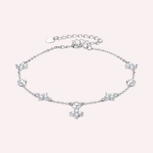 Verfijnde zilverkleurige armband met bloemen en steentjes – perfect voor dagelijks gebruik of speciale momenten.