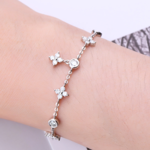 Elegante damesarmband met bloemetjes van moissanite – zilverkleurig en verfijnd.