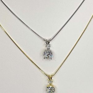 Luxe moissanite kettingen met stainless steel hanger, verkrijgbaar in goud en zilver. Elegante en duurzame sieraden met schitterende moissanite edelsteen