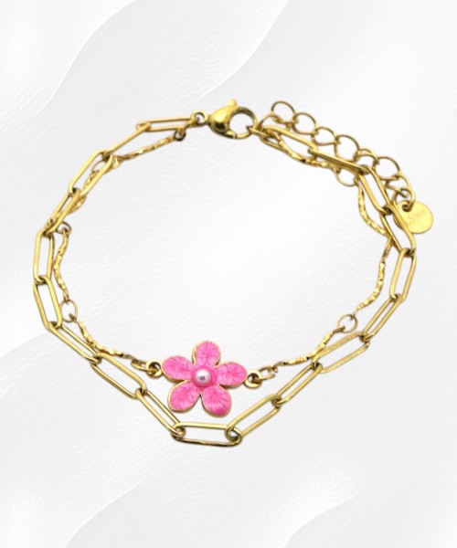 Goudkleurige stainless steel armband met roze bloem en verstelbare schakels, elegante damesarmband met bloemdetail.