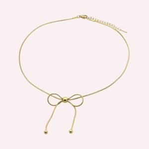 Goudkleurige stainless steel ketting met een elegant strikje en verstelbare sluiting, minimalistisch ontwerp voor dames.