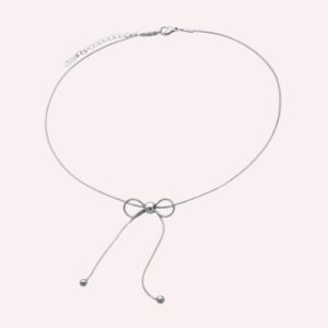 Zilverkleurige stainless steel ketting met een elegant strikje en verstelbare sluiting, minimalistisch ontwerp voor dames.