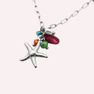 Zilverkleurige stainless steel ketting met zeester hanger en kleurrijke bedels zoals kralen, schelpje en pareltje, zomerse damesketting.