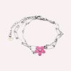 Zilverkleurige stainless steel armband met roze bloem en verstelbare schakels, elegante damesarmband met bloemdetail.