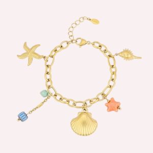 Goudkleurige armband met bedels van een zeester, schelp, zeeslak en kleurrijke kralen – zomerse sieradenaccessoire.