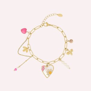 Goudkleurige armband met speelse bedels zoals een hartje, bloemetjes, parels en een bijtje, genaamd Blossom Dreams.