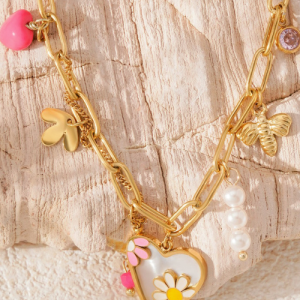 Sierlijke armband met gouden schakels en vrolijke bedels in roze, wit en goud – met hartje, bloem, parels en bijtje voor een dromerige boho vibe.