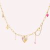 Goudkleurige ketting met hartvormige hanger, bloemen, parels, roze hartje en bijtje – een romantische en speelse accessoire.