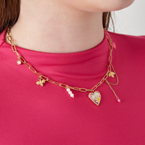 Goudkleurige damesketting met hartvormige hanger, bedels van parels, bloemen en roze accenten – speels en romantisch design