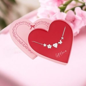 Zilverkleurige ketting met bloem, hart en ster in luxe hartvormige cadeauverpakking.