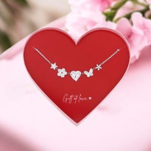 Stijlvolle damesketting met romantische bedels, geleverd in een roze hartendoos.
