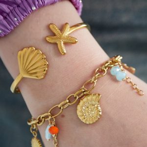 Armband met zomerse hangers in goud, oranje en blauw – perfect voor de zomer.
