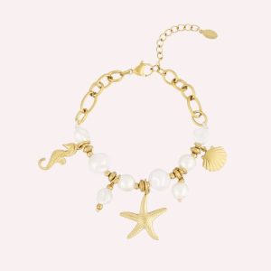 Zomerse damesarmband met zee-elementen en parels – elegant en speels.