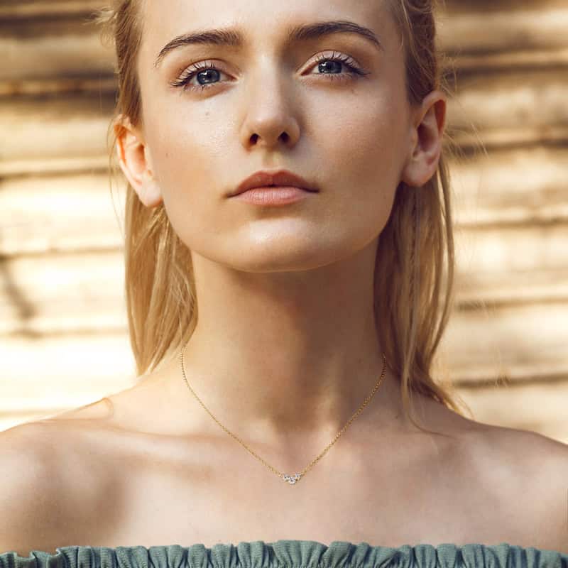 vrouw met een moissanite ketting