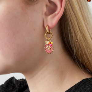 Oorringen met gedraaide structuur en hangertje in roze met sterbloem en kralen.