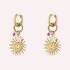 Goudkleurige oorringen van stainless steel met zonbedel, witte bloem en roze kraal – speelse en zomerse oorbellen.