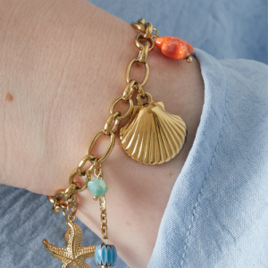 Seashell Party armband met maritieme bedels in goud, blauw, oranje en turquoise – perfect voor een strandlook.