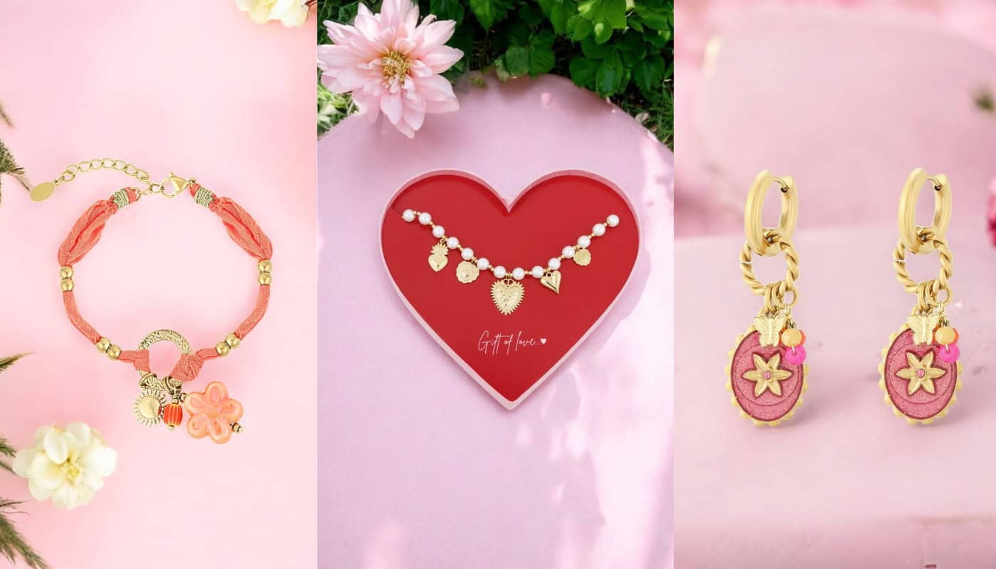Een collage van drie sieraden op een roze achtergrond, met links een armband van roze lint en gouden kralen met bedels in de vorm van een bloem en zon, in het midden een parelarmband met gouden bedels in een hartvormige doos met de tekst "Gift of love", en rechts een paar gouden oorbellen met roze hangers, bloempjes en kleine kralen.