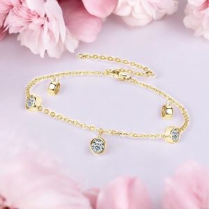 Stijlvolle damesarmband in goudkleur met vijf glinsterende stenen – perfect voor dagelijks gebruik.